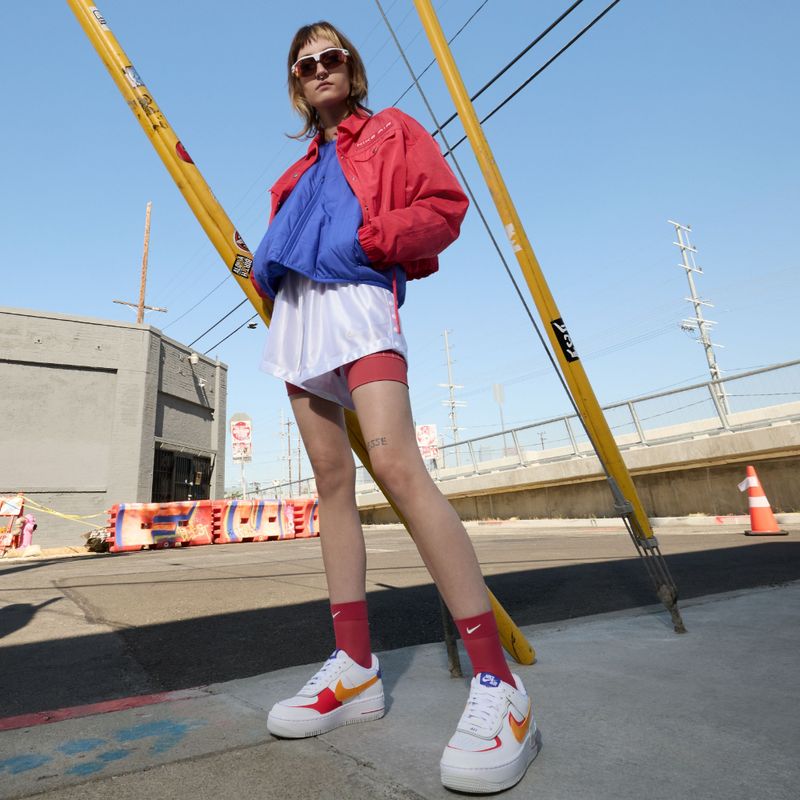 Tenis-nike-para-mujer-W-Af1-Shadow-para-moda-color-blanco.-Vista-Cuerpo-Completo-Modelo