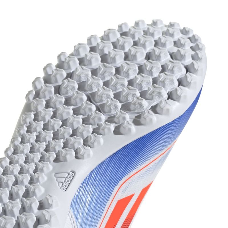 Guayos-adidas-para-hombre-F50-Club-Tf-para-futbol-color-blanco.-Detalle-2