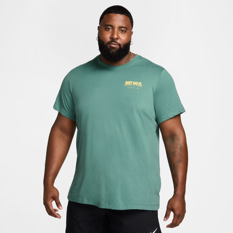 Camiseta-Manga-Corta-nike-para-hombre-M-Nk-Df-Tee-Iykyk-Run-Su24-2-para-correr-color-verde.-Detalle-10