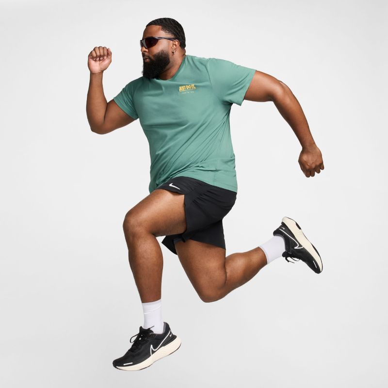 Camiseta-Manga-Corta-nike-para-hombre-M-Nk-Df-Tee-Iykyk-Run-Su24-2-para-correr-color-verde.-Detalle-13