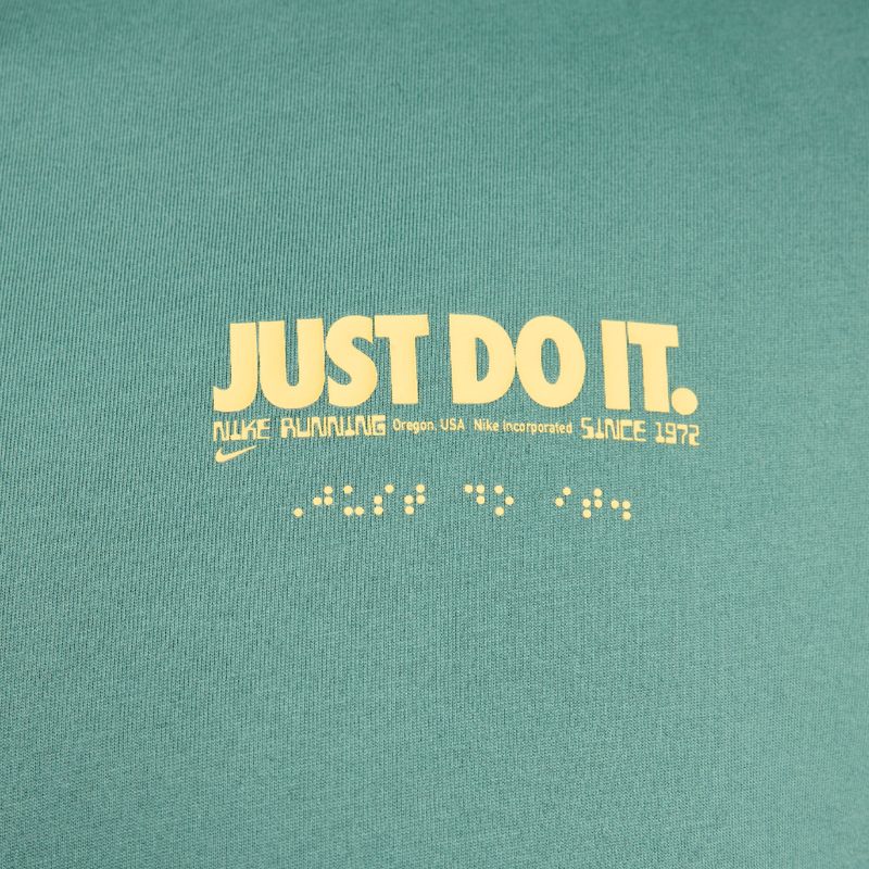 Camiseta-Manga-Corta-nike-para-hombre-M-Nk-Df-Tee-Iykyk-Run-Su24-2-para-correr-color-verde.-Detalle-6