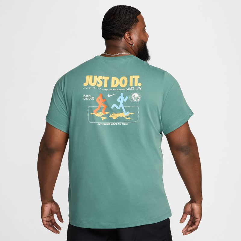Camiseta-Manga-Corta-nike-para-hombre-M-Nk-Df-Tee-Iykyk-Run-Su24-2-para-correr-color-verde.-Vista-Posterior-Modelo-