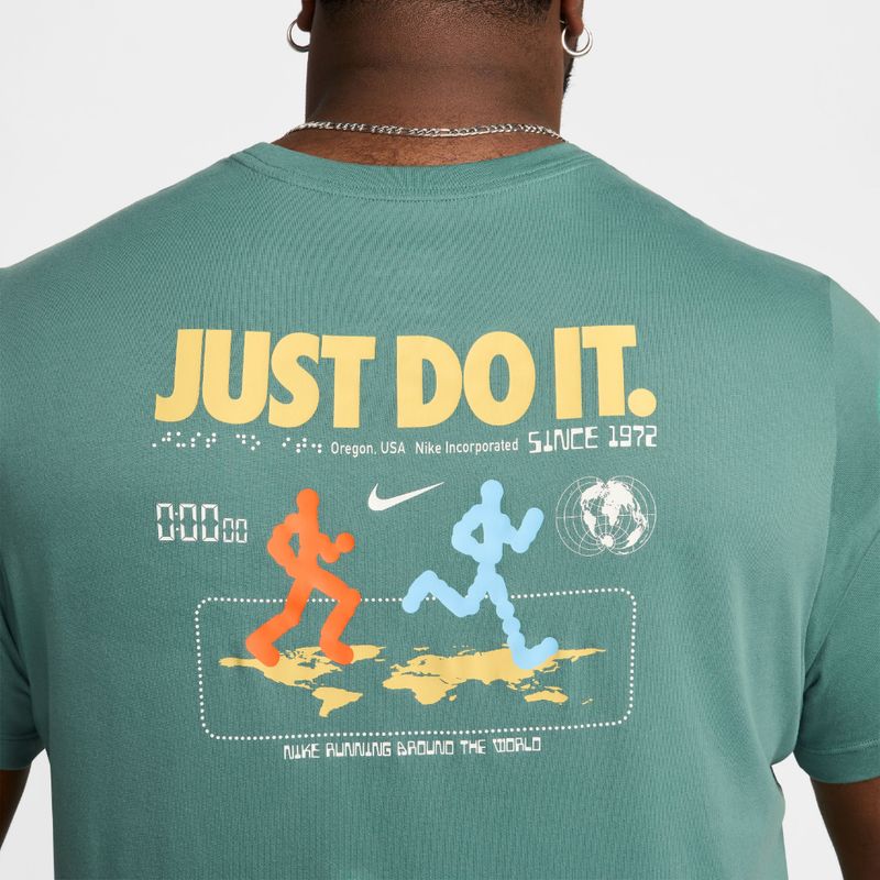 Camiseta-Manga-Corta-nike-para-hombre-M-Nk-Df-Tee-Iykyk-Run-Su24-2-para-correr-color-verde.-Detalle-14