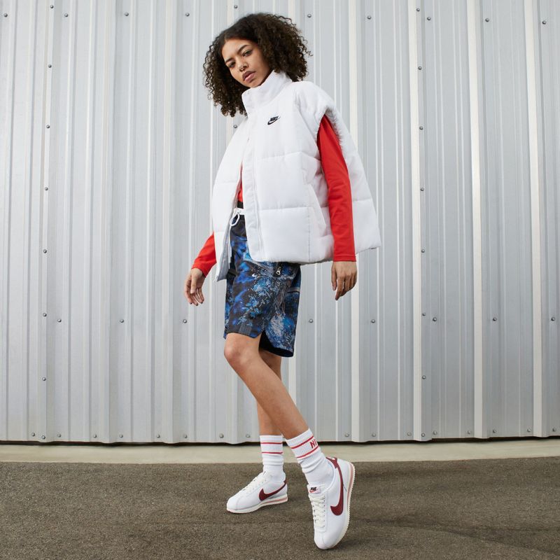 Tenis-nike-para-mujer-W-Nike-Cortez-para-moda-color-blanco.-Vista-Cuerpo-Completo-Modelo