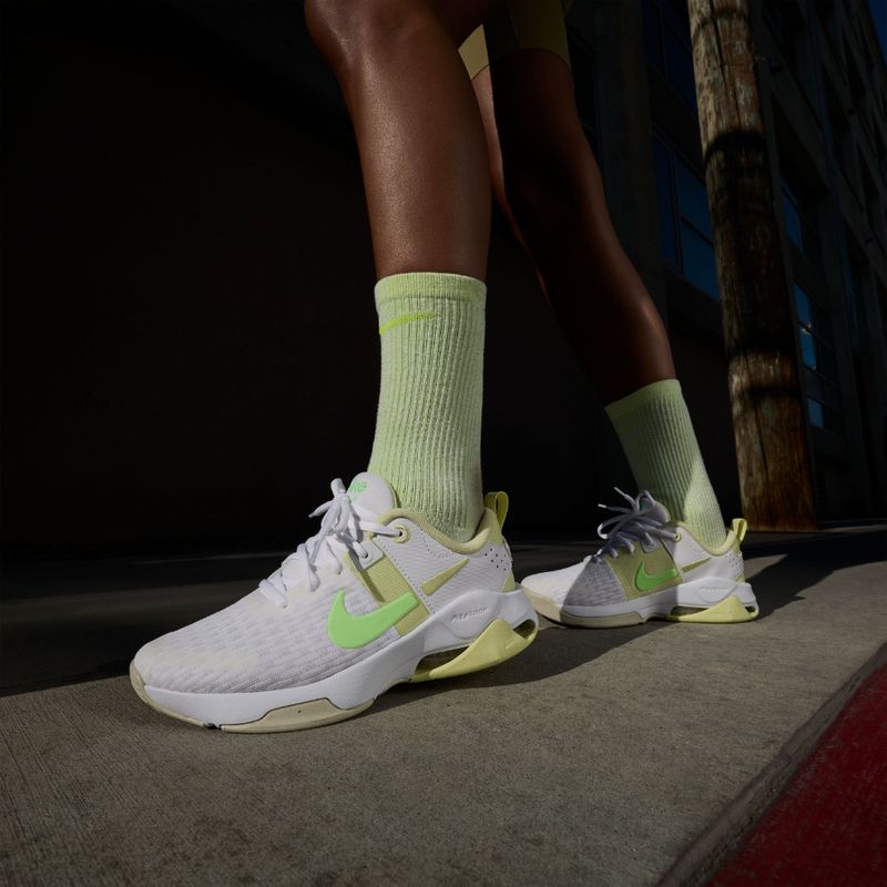 Tenis-nike-para-mujer-W-Nike-Zoom-Bella-6-para-entrenamiento-color-blanco.-Vista-Lateral-Sobre-Modelo