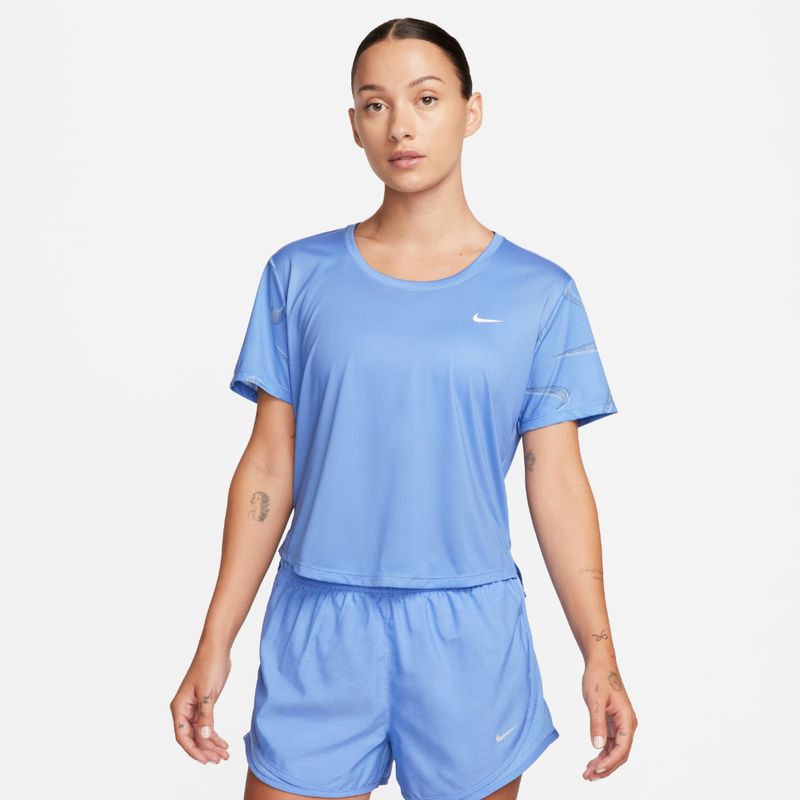 Camiseta-Manga-Corta-nike-para-mujer-W-Nk-Df-Swoosh-Aop-Ss-Crop-para-correr-color-azul.-Frente-Sobre-Modelo