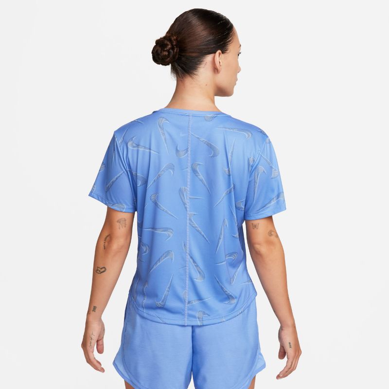 Camiseta-Manga-Corta-nike-para-mujer-W-Nk-Df-Swoosh-Aop-Ss-Crop-para-correr-color-azul.-Reverso-Sobre-Modelo