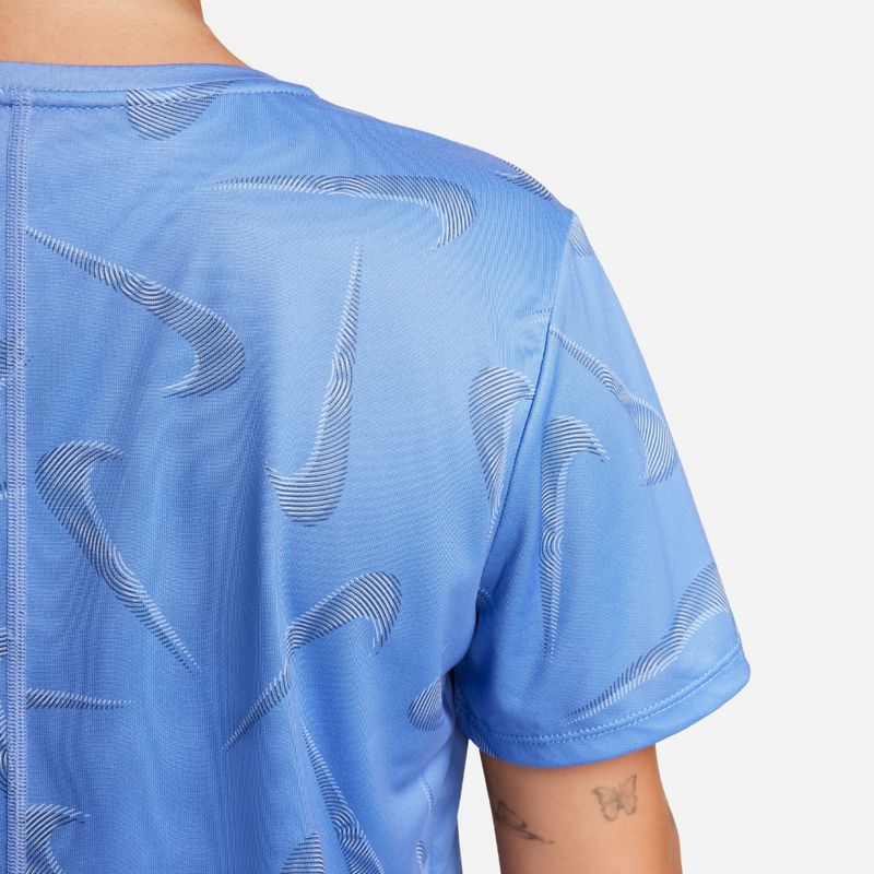 Camiseta-Manga-Corta-nike-para-mujer-W-Nk-Df-Swoosh-Aop-Ss-Crop-para-correr-color-azul.-Detalle-1