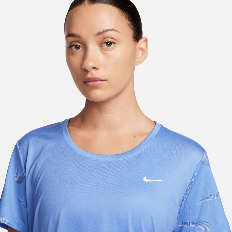 Camiseta-Manga-Corta-nike-para-mujer-W-Nk-Df-Swoosh-Aop-Ss-Crop-para-correr-color-azul.-Detalle-5-