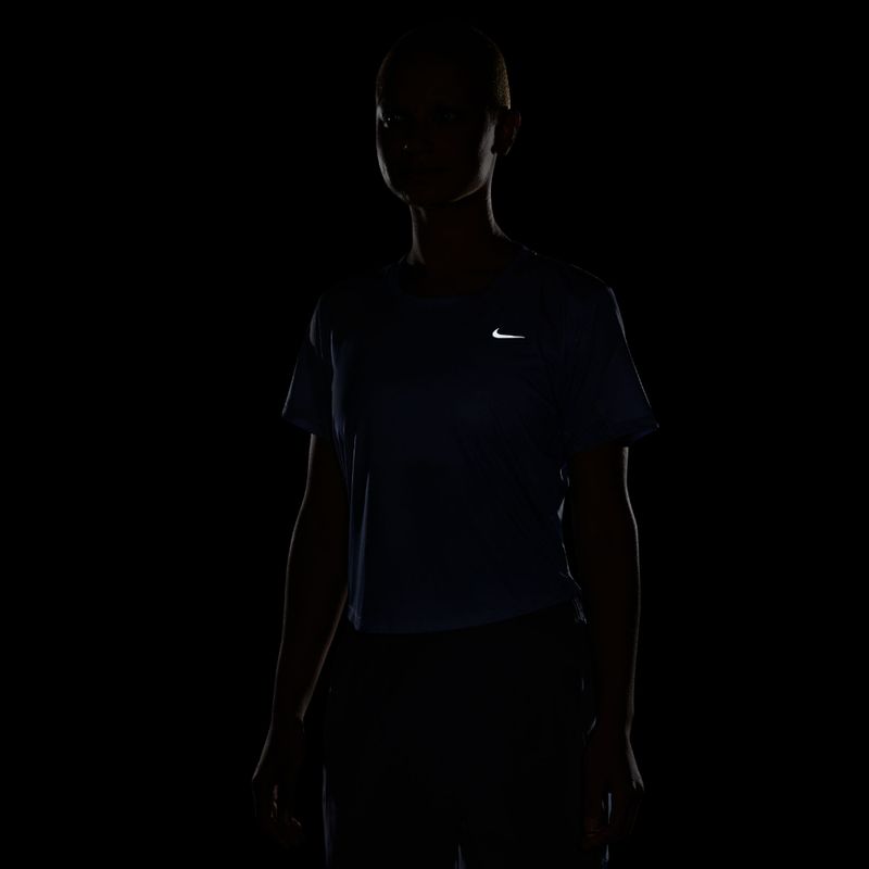 Camiseta-Manga-Corta-nike-para-mujer-W-Nk-Df-Swoosh-Aop-Ss-Crop-para-correr-color-azul.-Detalle-6