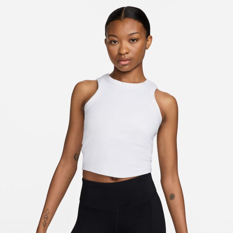 Camiseta-Manga-Sisa-nike-para-mujer-W-Nk-One-Fitted-Df-Crop-Tank-para-entrenamiento-color-blanco.-Frente-Sobre-Modelo