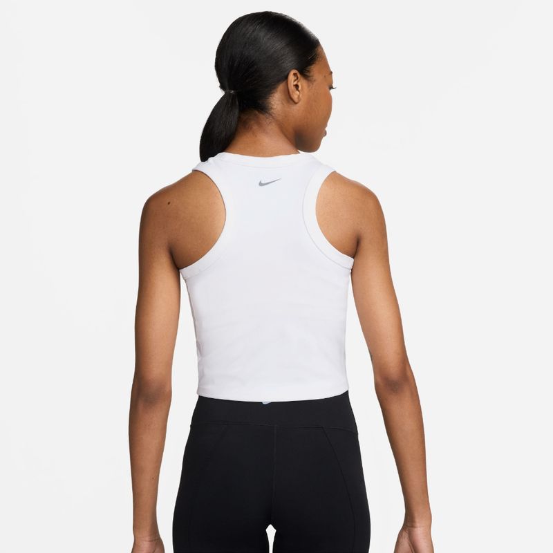 Camiseta-Manga-Sisa-nike-para-mujer-W-Nk-One-Fitted-Df-Crop-Tank-para-entrenamiento-color-blanco.-Reverso-Sobre-Modelo