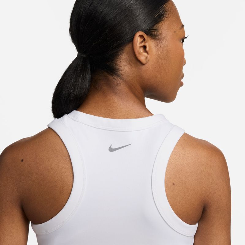 Camiseta-Manga-Sisa-nike-para-mujer-W-Nk-One-Fitted-Df-Crop-Tank-para-entrenamiento-color-blanco.-Detalle-1
