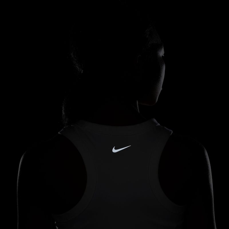 Camiseta-Manga-Sisa-nike-para-mujer-W-Nk-One-Fitted-Df-Crop-Tank-para-entrenamiento-color-blanco.-Detalle-6
