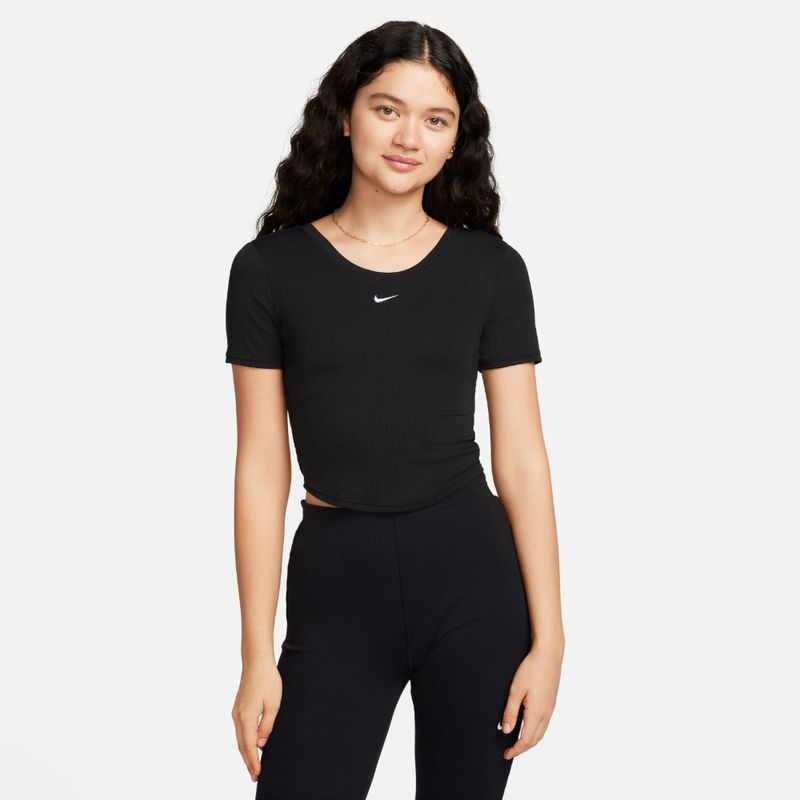 Camiseta-Manga-Corta-nike-para-mujer-W-Nsw-Nk-Chll-Knt-Mrib-Ss-Top-para-moda-color-negro.-Frente-Sobre-Modelo