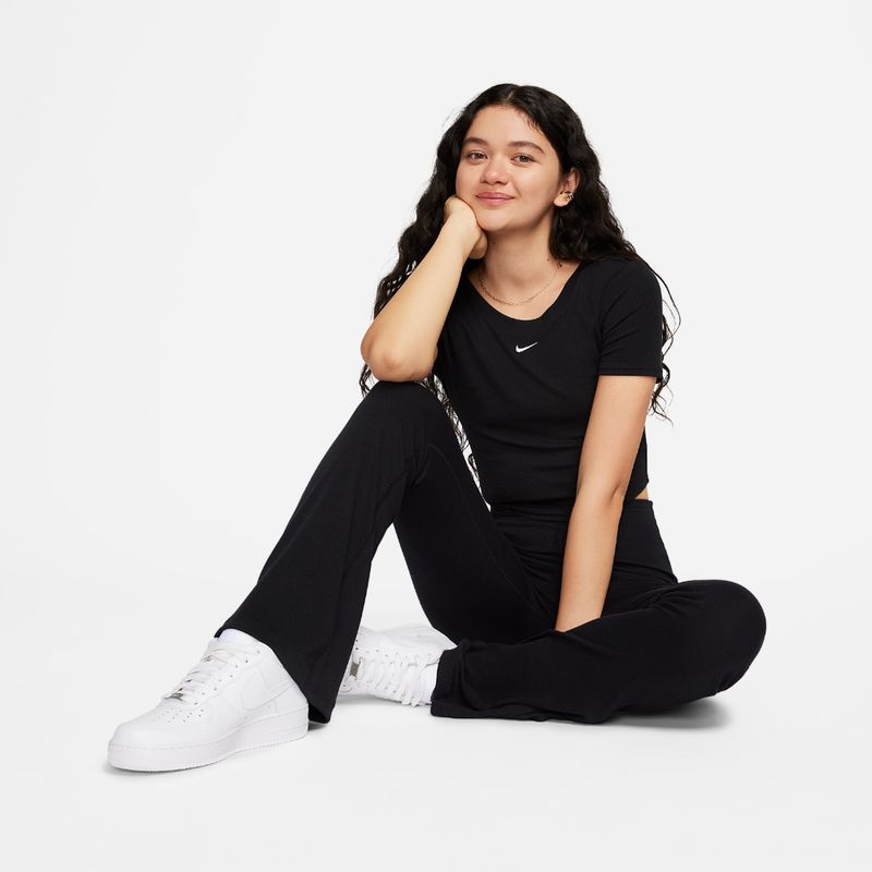 Camiseta-Manga-Corta-nike-para-mujer-W-Nsw-Nk-Chll-Knt-Mrib-Ss-Top-para-moda-color-negro.-Detalle-12