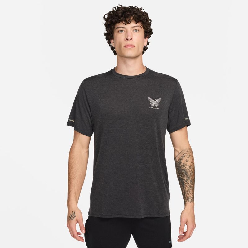Camiseta-Manga-Corta-nike-para-hombre-M-Nk-Df-Rise-365-Run-Div-Top-para-correr-color-negro.-Frente-Sobre-Modelo