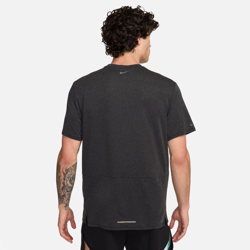 Camiseta-Manga-Corta-nike-para-hombre-M-Nk-Df-Rise-365-Run-Div-Top-para-correr-color-negro.-Reverso-Sobre-Modelo