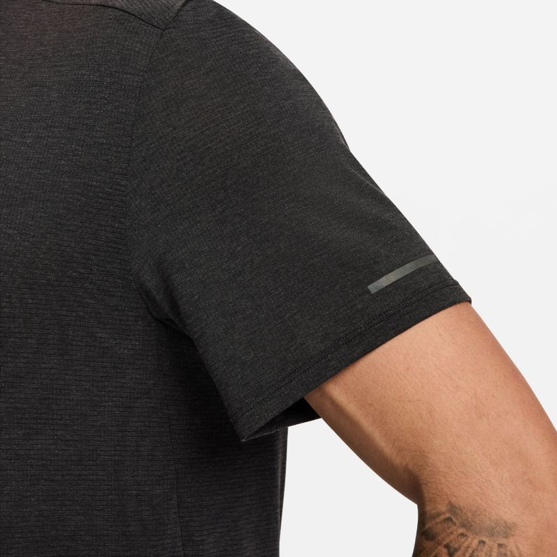 Camiseta-Manga-Corta-nike-para-hombre-M-Nk-Df-Rise-365-Run-Div-Top-para-correr-color-negro.-Detalle-1