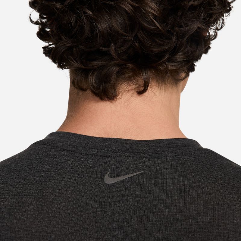 Camiseta-Manga-Corta-nike-para-hombre-M-Nk-Df-Rise-365-Run-Div-Top-para-correr-color-negro.-Detalle-4