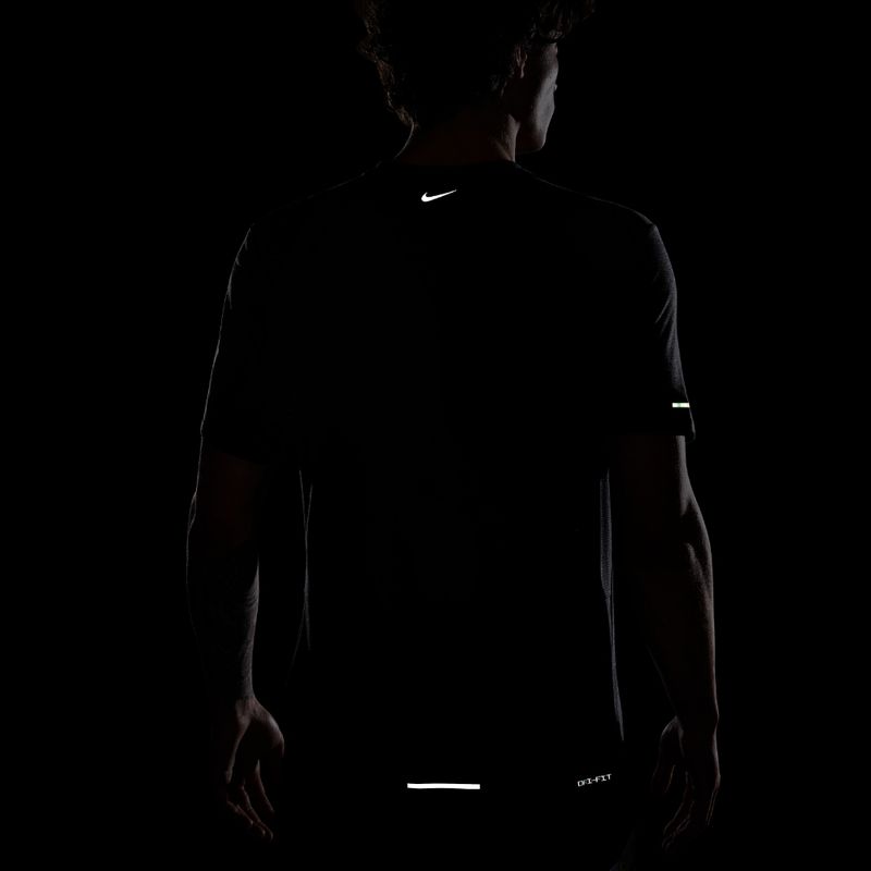 Camiseta-Manga-Corta-nike-para-hombre-M-Nk-Df-Rise-365-Run-Div-Top-para-correr-color-negro.-Detalle-7