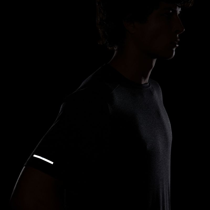 Camiseta-Manga-Corta-nike-para-hombre-M-Nk-Df-Rise-365-Run-Div-Top-para-correr-color-negro.-Vista-Posterior-Modelo-