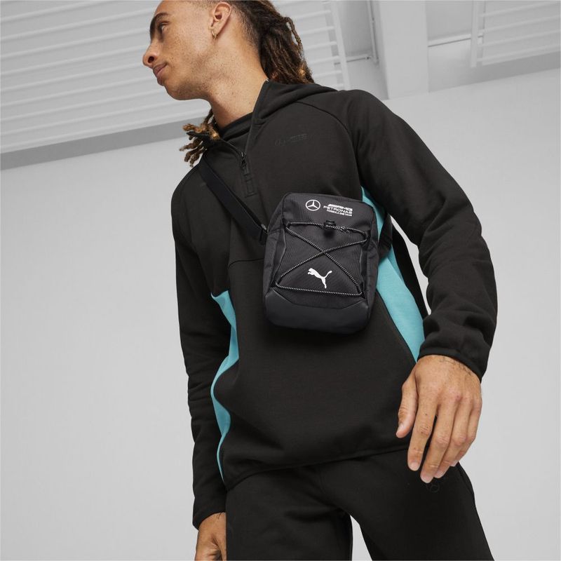 Bolso-puma-para-hombre-Mapf1-Portable-para-moda-color-negro.-Frente-Sobre-Modelo