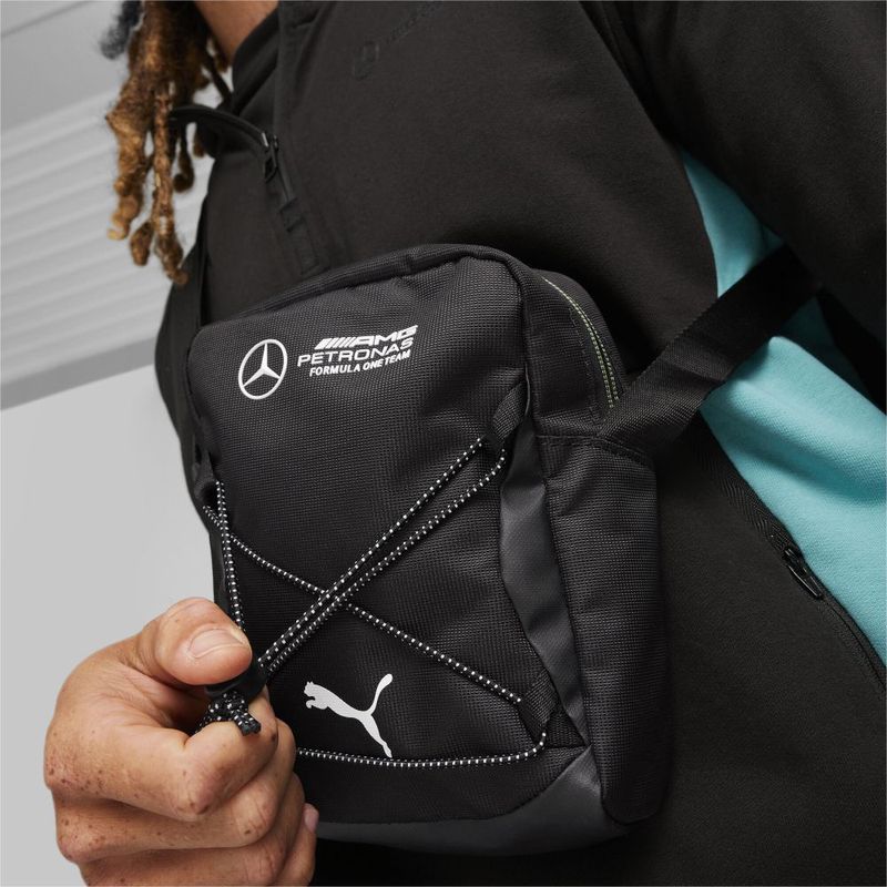 Bolso-puma-para-hombre-Mapf1-Portable-para-moda-color-negro.-Posterior-Sobre-Modelo
