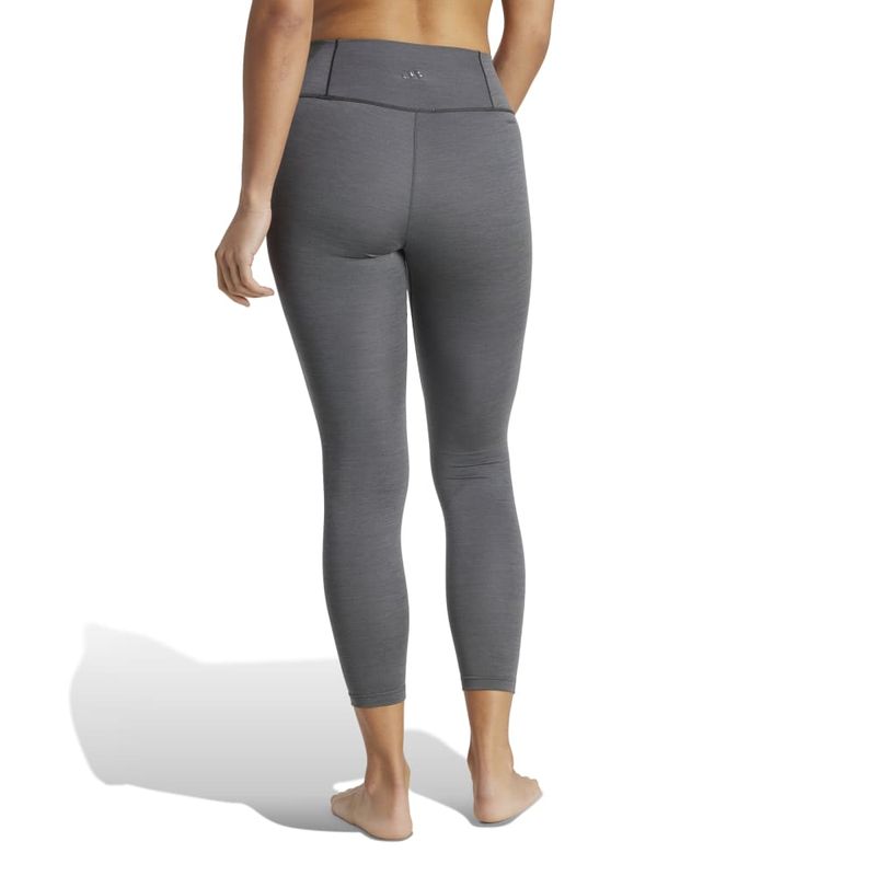 Licra-adidas-para-mujer-All-Me-7-8-L-para-entrenamiento-color-gris.-Reverso-Sobre-Modelo