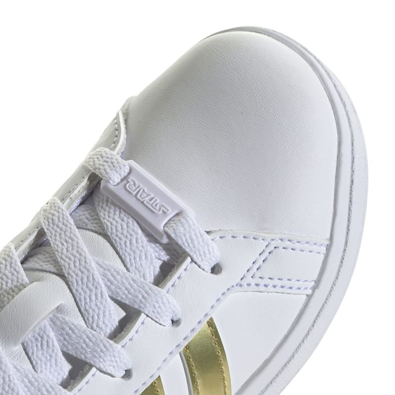 Tenis-adidas-para-niño-Star-Wars-Grand-Court-2.0-K-para-moda-color-blanco.-Detalle-2