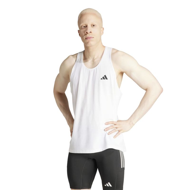 Camiseta-Manga-Sisa-adidas-para-hombre-Otr-B-Tank-para-correr-color-blanco.-Frente-Sobre-Modelo