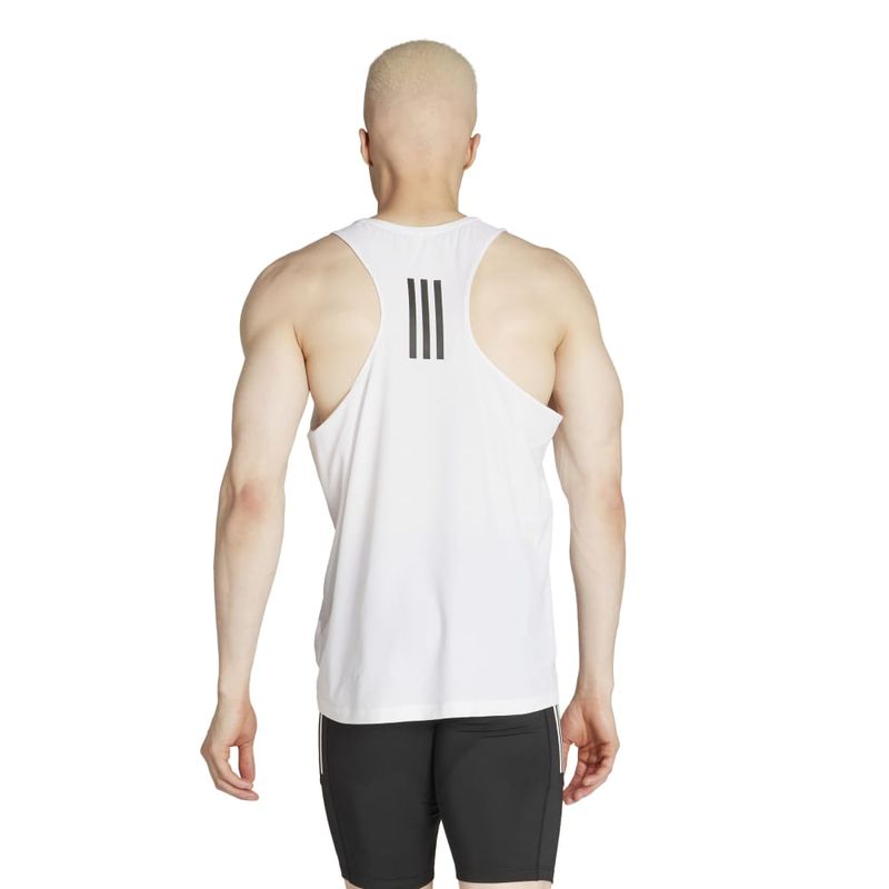 Camiseta-Manga-Sisa-adidas-para-hombre-Otr-B-Tank-para-correr-color-blanco.-Reverso-Sobre-Modelo
