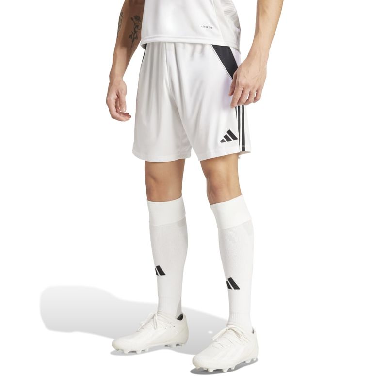 Pantaloneta-adidas-para-hombre-Tiro24-Sho-para-futbol-color-blanco.-Frente-Sobre-Modelo