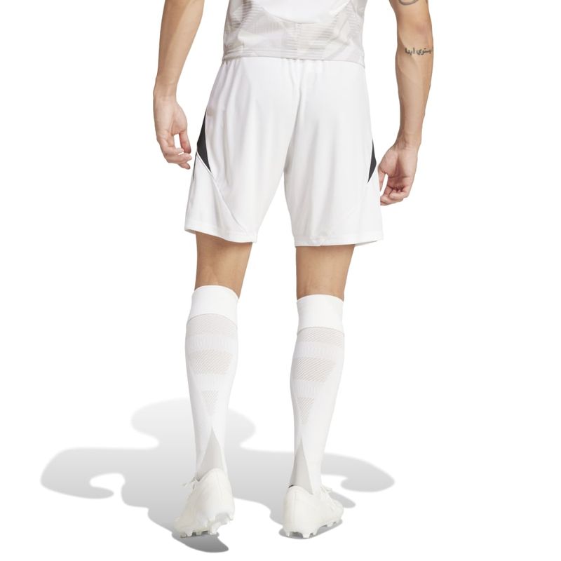 Pantaloneta-adidas-para-hombre-Tiro24-Sho-para-futbol-color-blanco.-Reverso-Sobre-Modelo