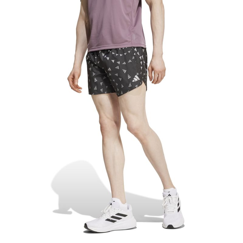 Pantaloneta-adidas-para-hombre-Run-It-Bl-Short-para-correr-color-negro.-Frente-Sobre-Modelo