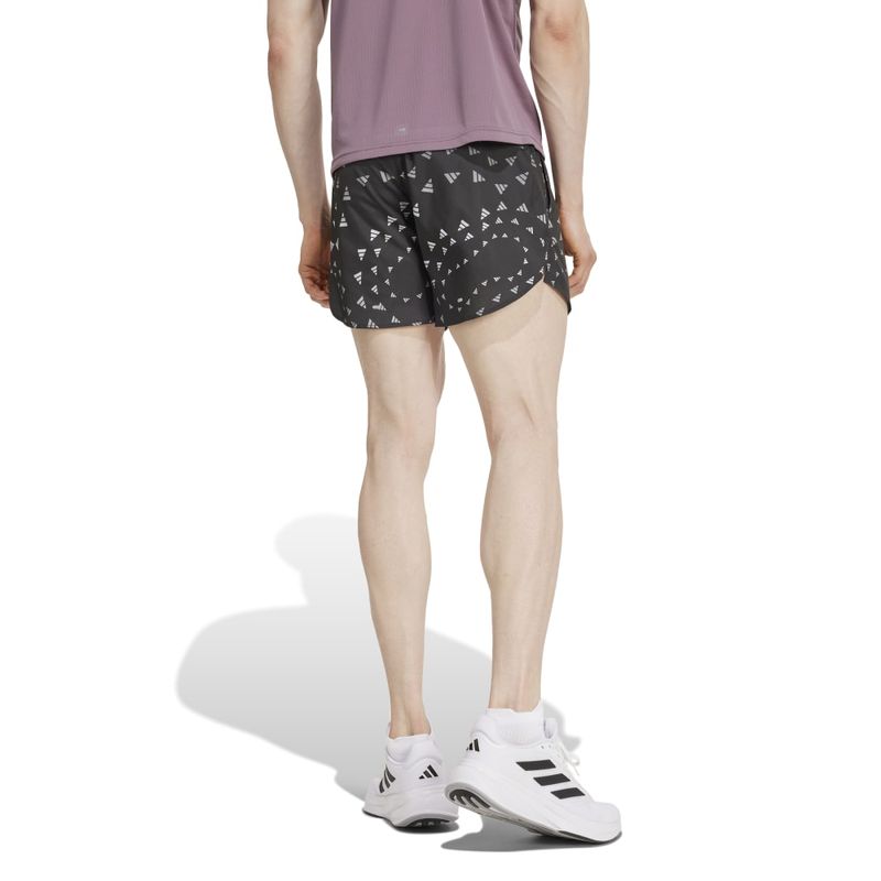 Pantaloneta-adidas-para-hombre-Run-It-Bl-Short-para-correr-color-negro.-Reverso-Sobre-Modelo