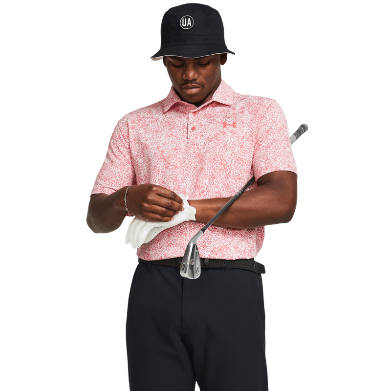 Polo-under-armour-para-hombre-Ua-Playoff-3.0-Printed-Polo-para-golf-color-naranja.-Frente-Sobre-Modelo