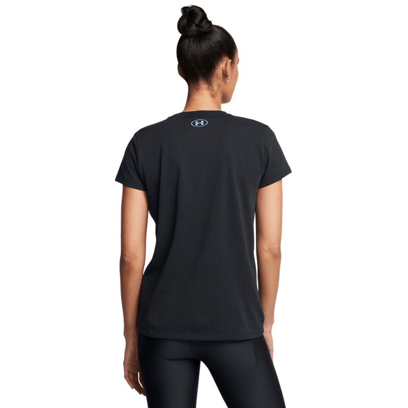 Camiseta-Manga-Corta-under-armour-para-mujer-Pjt-Rck-W-Underground-Core-T-para-entrenamiento-color-negro.-Reverso-Sobre-Modelo