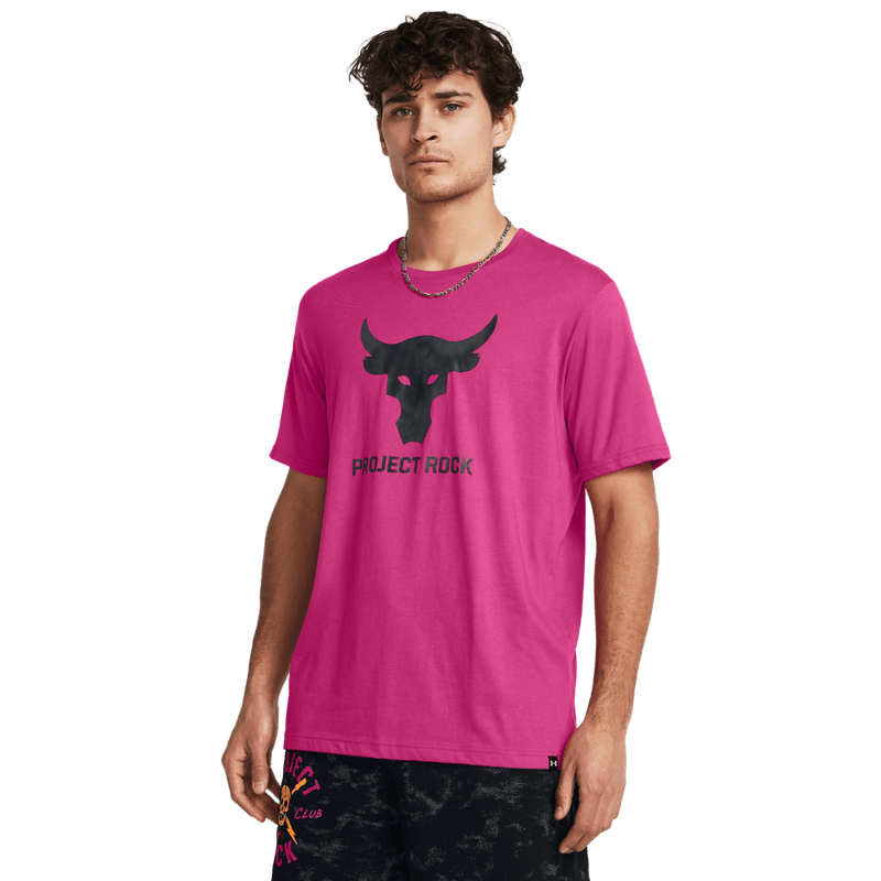 Camiseta-Manga-Corta-under-armour-para-hombre-Ua-Pjt-Rck-Payoff-Graphc-Ss-para-entrenamiento-color-negro.-Frente-Sobre-Modelo