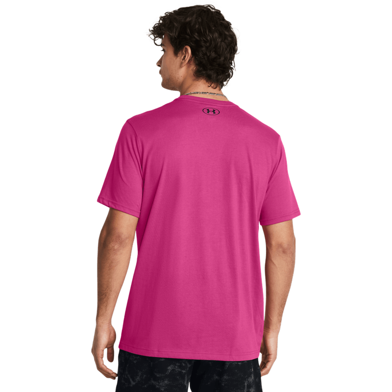 Camiseta-Manga-Corta-under-armour-para-hombre-Ua-Pjt-Rck-Payoff-Graphc-Ss-para-entrenamiento-color-negro.-Reverso-Sobre-Modelo