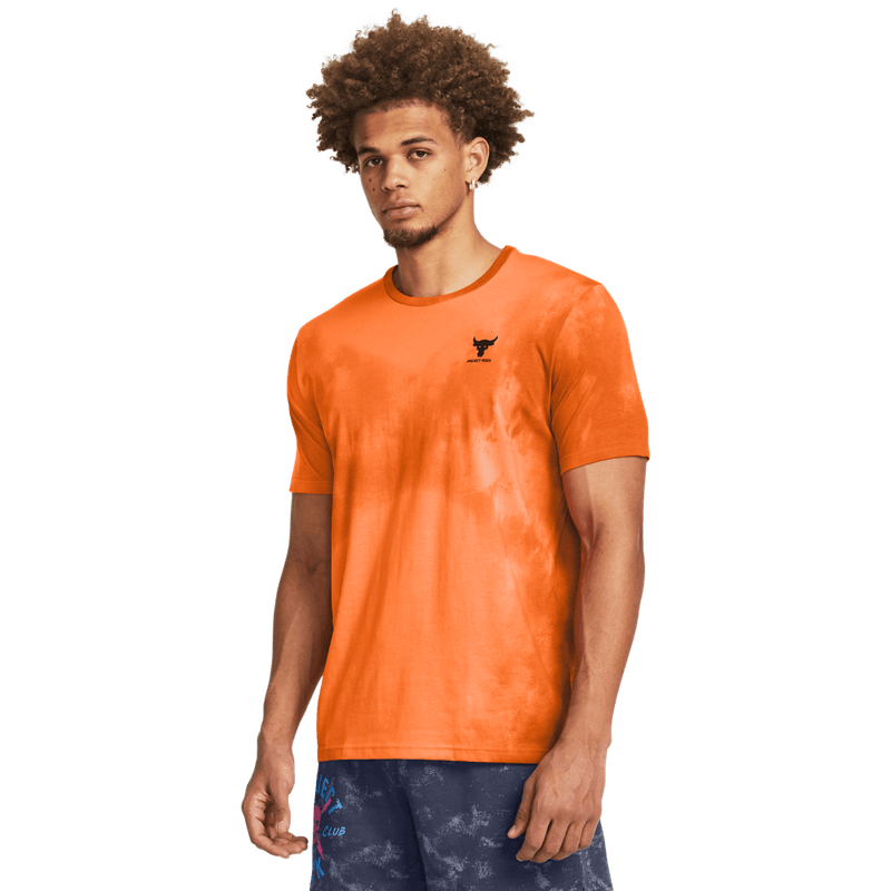 Camiseta-Manga-Corta-under-armour-para-hombre-Ua-Pjt-Rck-Payof-Aop-Graphic-para-entrenamiento-color-negro.-Frente-Sobre-Modelo