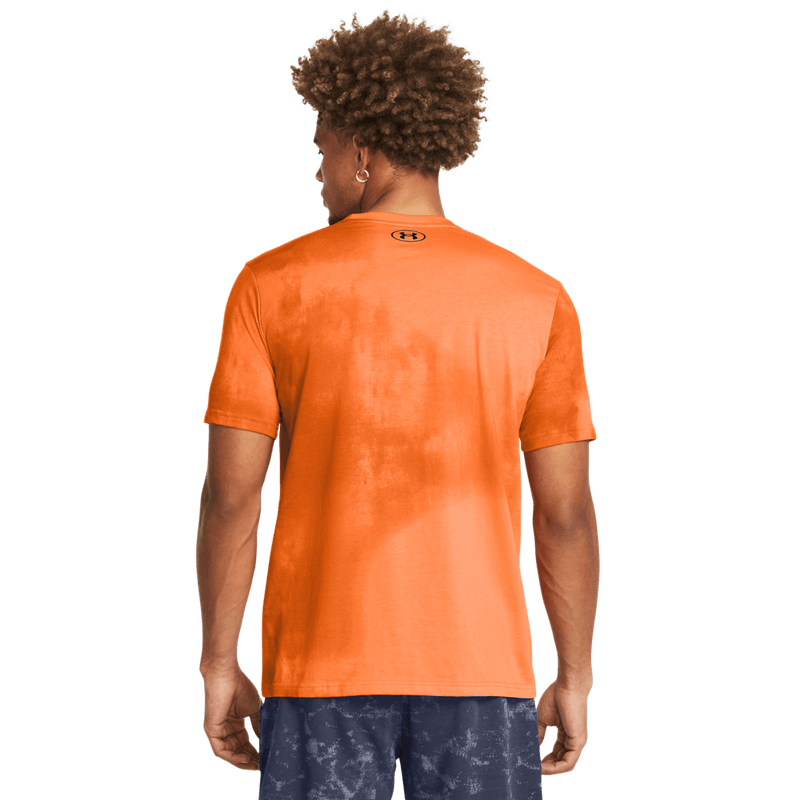 Camiseta-Manga-Corta-under-armour-para-hombre-Ua-Pjt-Rck-Payof-Aop-Graphic-para-entrenamiento-color-negro.-Reverso-Sobre-Modelo