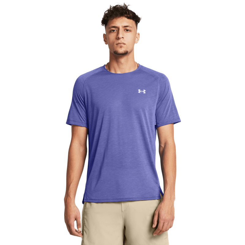 Camiseta-Manga-Corta-under-armour-para-hombre-Ua-Run-Trail-Tee-para-correr-color-morado.-Frente-Sobre-Modelo