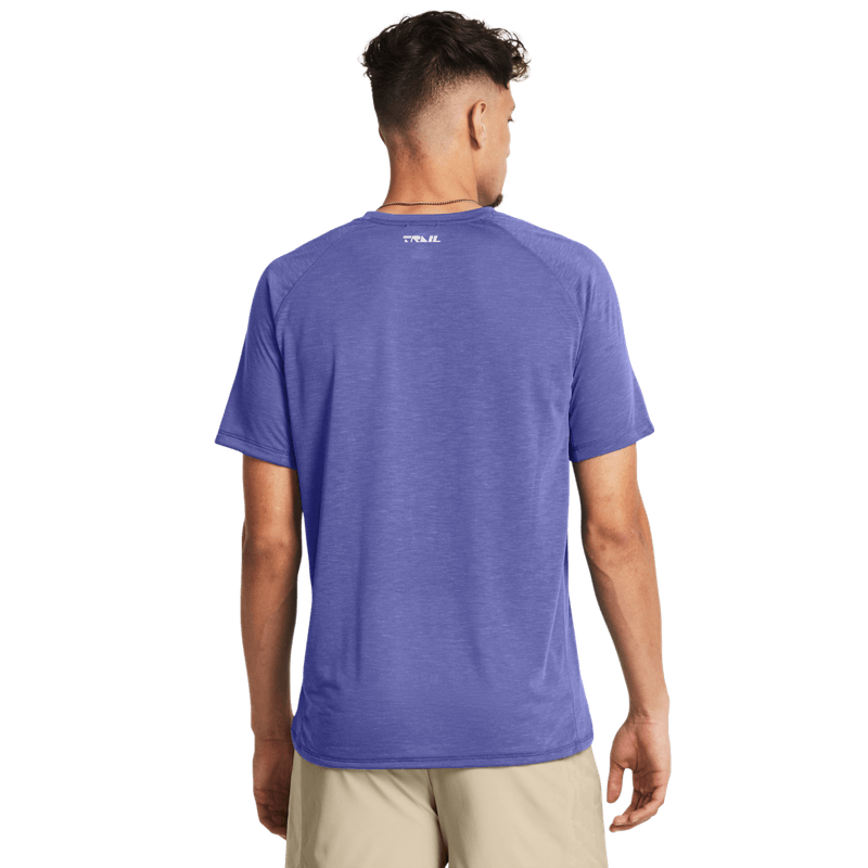 Camiseta-Manga-Corta-under-armour-para-hombre-Ua-Run-Trail-Tee-para-correr-color-morado.-Reverso-Sobre-Modelo