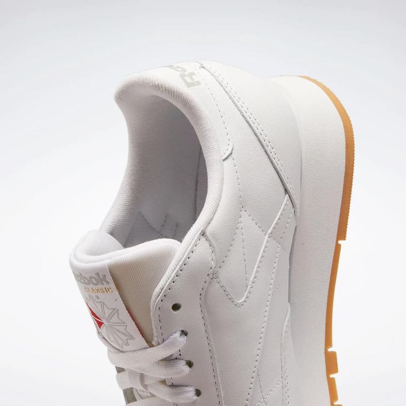 Tenis-reebok-para-hombre-Classic-Leather-para-moda-color-blanco.-Par-Alineados