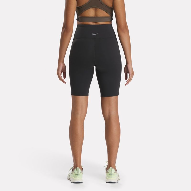 Licra-reebok-para-mujer-Lux-High-Rise-Bike-Short-para-entrenamiento-color-negro.-Frente-Sobre-Modelo