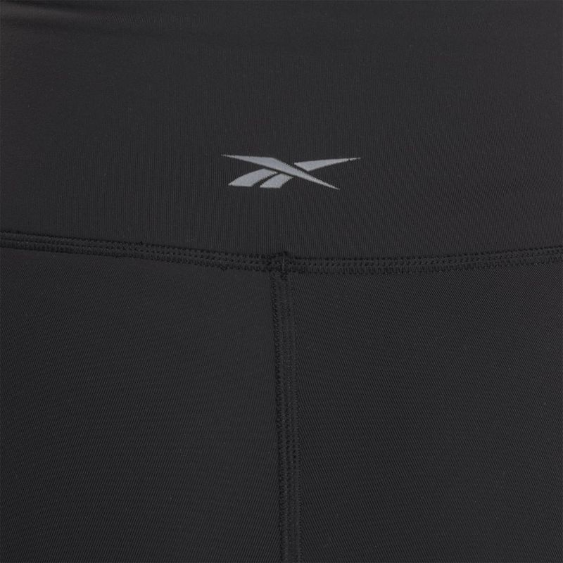 Licra-reebok-para-mujer-Lux-High-Rise-Bike-Short-para-entrenamiento-color-negro.-Reverso-Sobre-Modelo