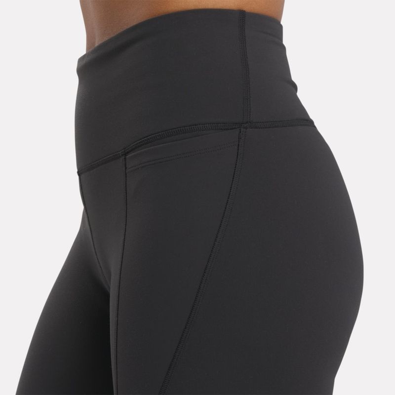 Licra-reebok-para-mujer-Lux-High-Rise-Bike-Short-para-entrenamiento-color-negro.-Frente-Sin-Modelo