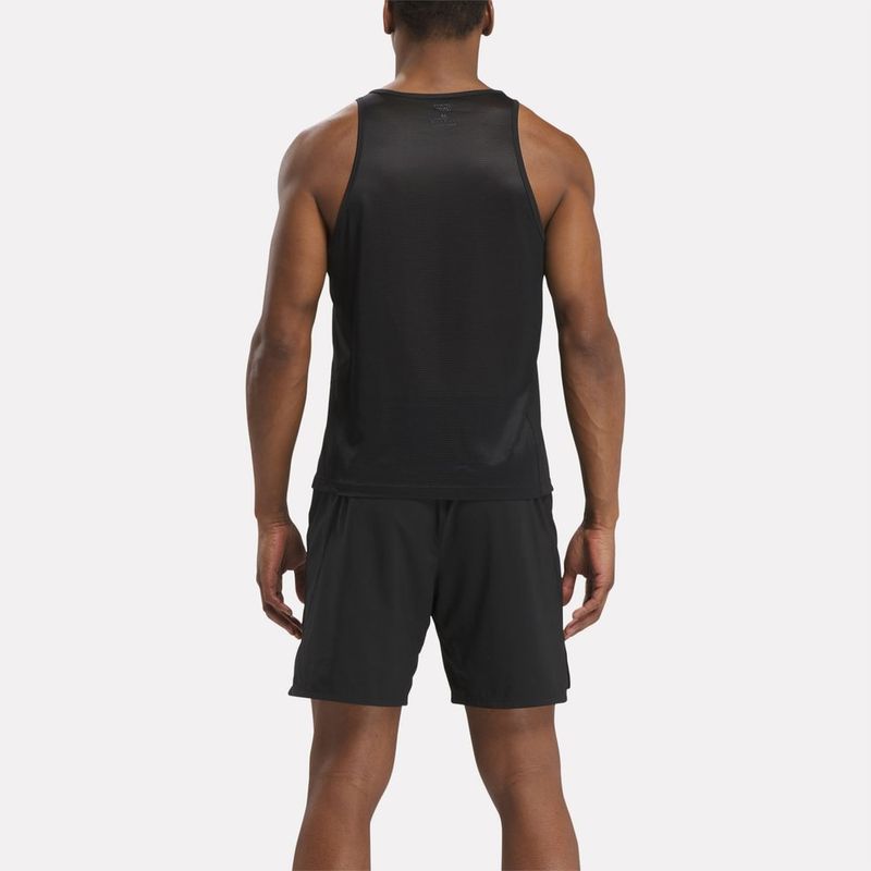 Camiseta-Manga-Sisa-reebok-para-hombre-Run-Speedwick-Singlet-para-correr-color-negro.-Frente-Sobre-Modelo