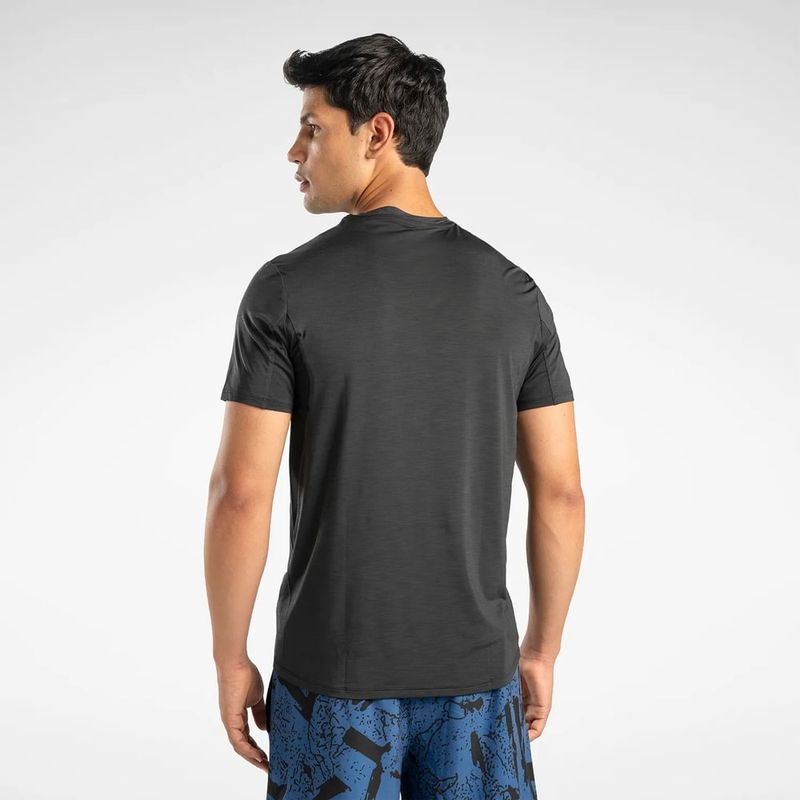 Camiseta-Manga-Corta-reebok-para-hombre-Athlete-Tee-2.0-Rbk-Chill-para-entrenamiento-color-azul.-Reverso-Sobre-Modelo